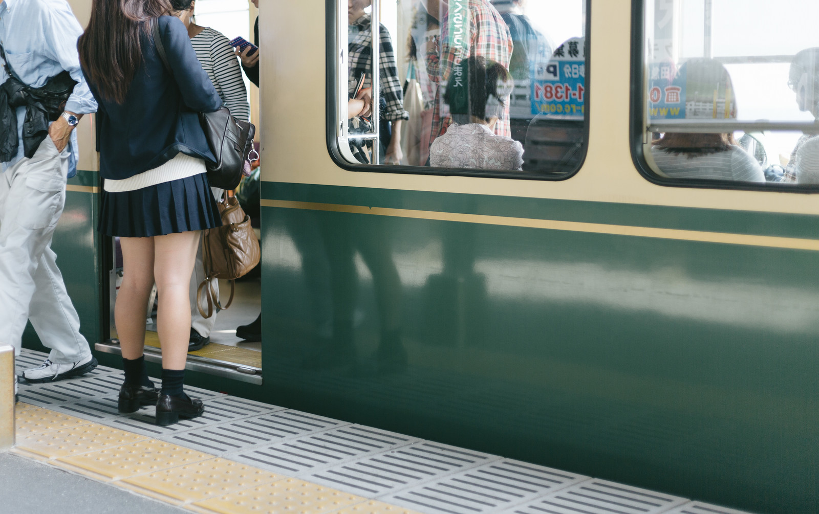 amira zarawi share japanese molested in train photos