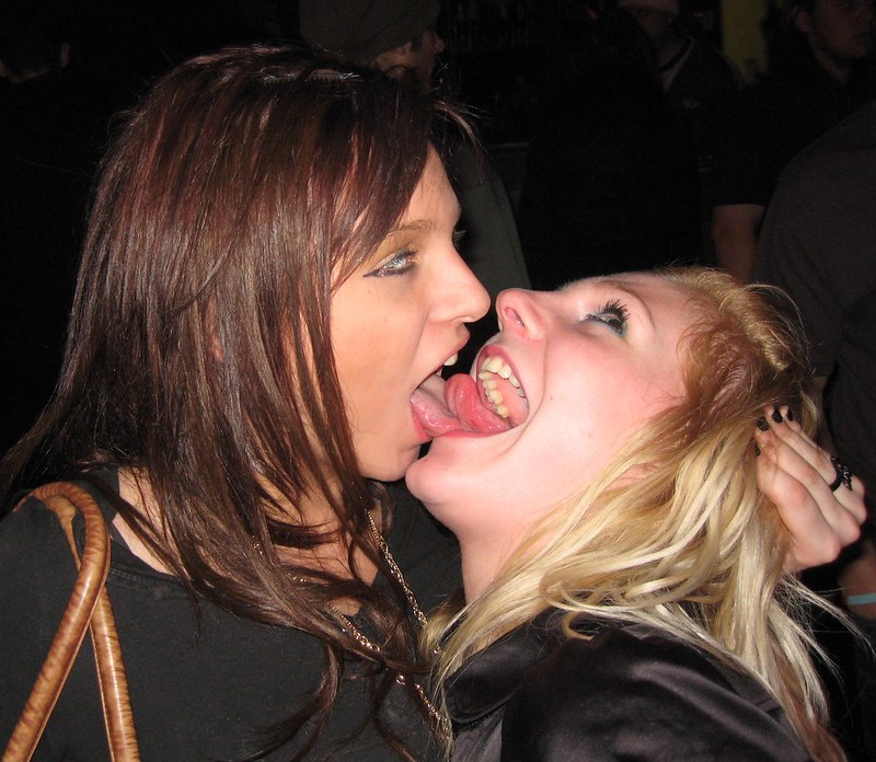 lesbians tonguing