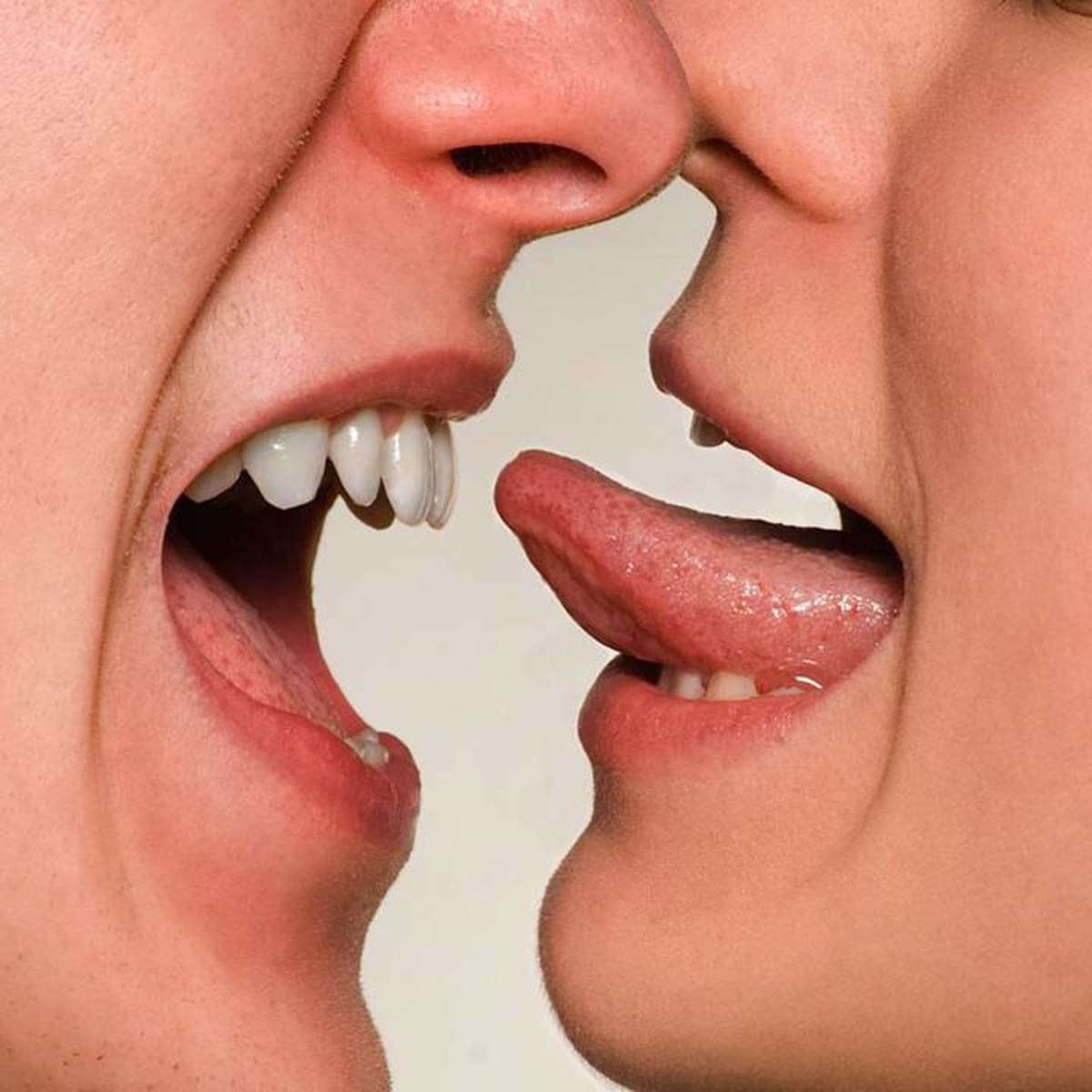 Lesbians Tonguing i strumpbyxor