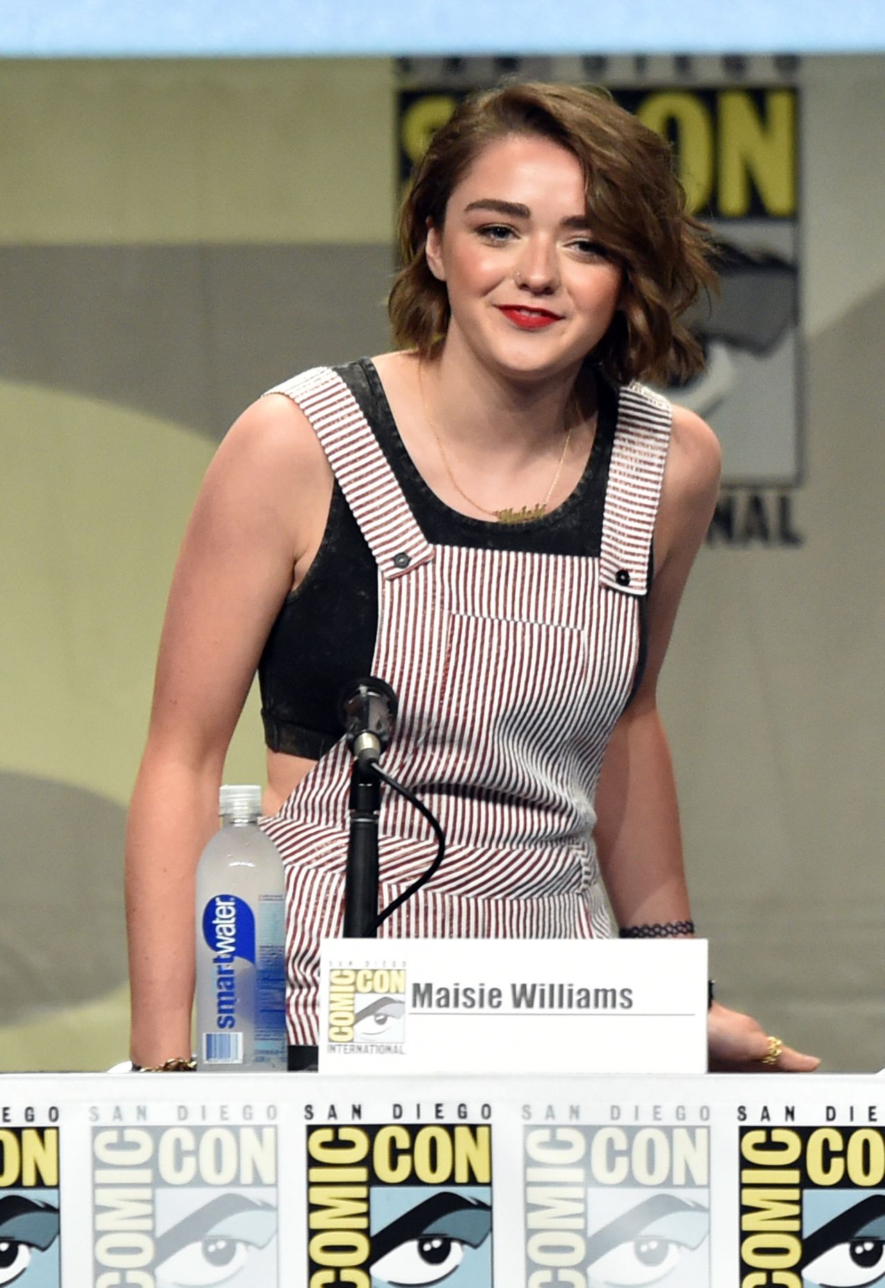 abida yasmeen recommends maisie williams ass pic